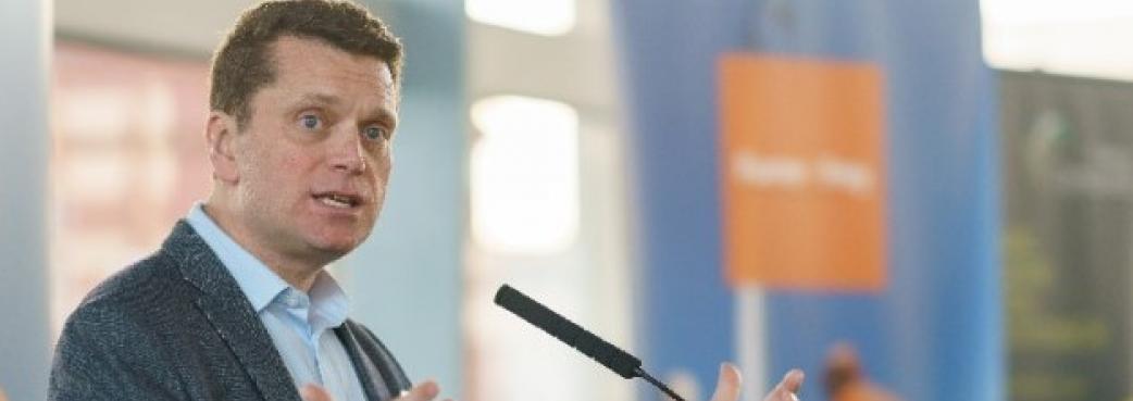 Iestyn Davies Rostrum Picture Casual.jpg